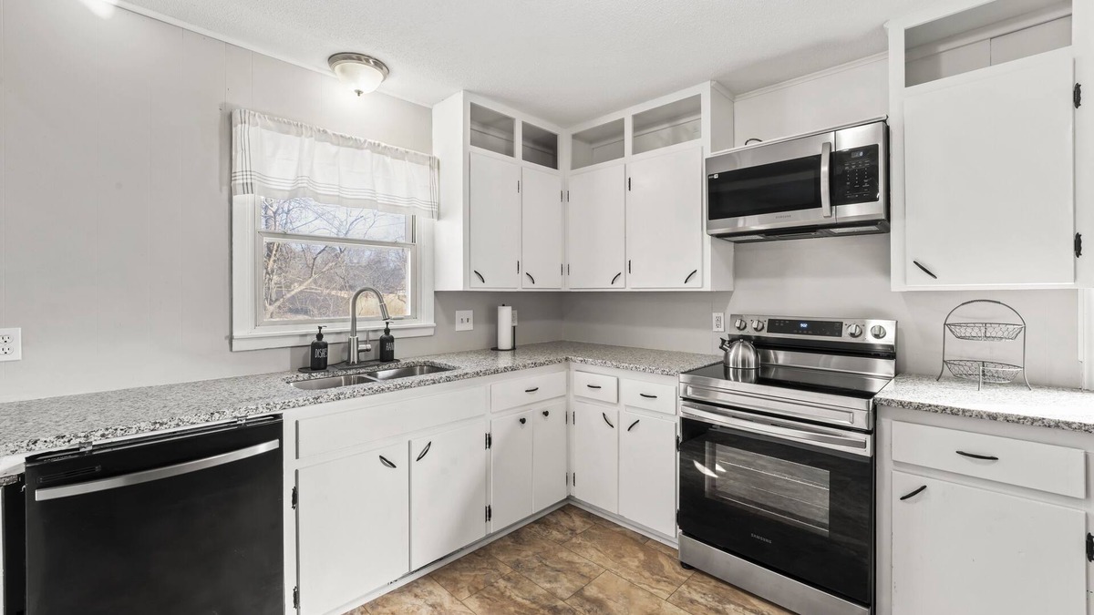 Baldwin City House | Cozy 3 bedroom in Baldwin City, close to Baker, great for families & friends!