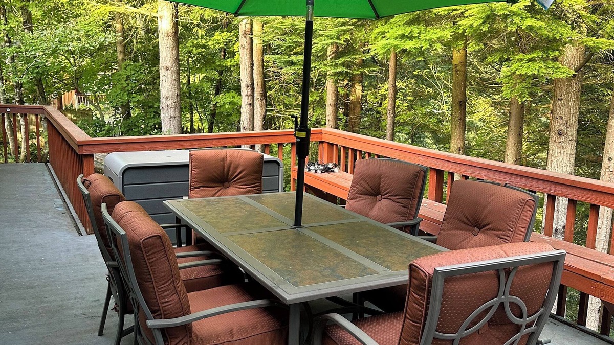 Enumclaw Ski Chalet | Cozy 3-bedroom lakeside chalet near Enumclaw