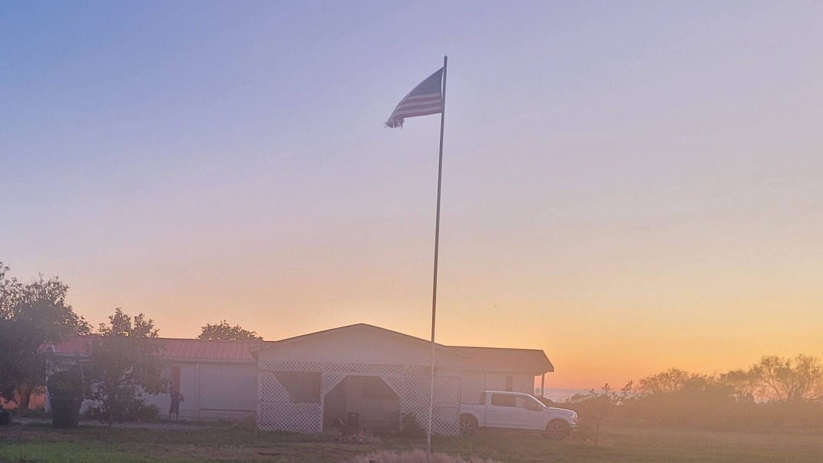 Odell House | Cozy 3-bedroom mobile home with WiFi, AC, game room just outside of Eldorado.