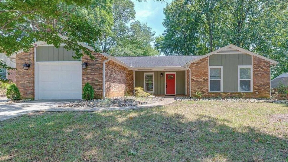 Conestee House | Cozy 3-bedroom Ranch Retreat with 2 Baths, WiFi, Garage, and Fenced Backyard