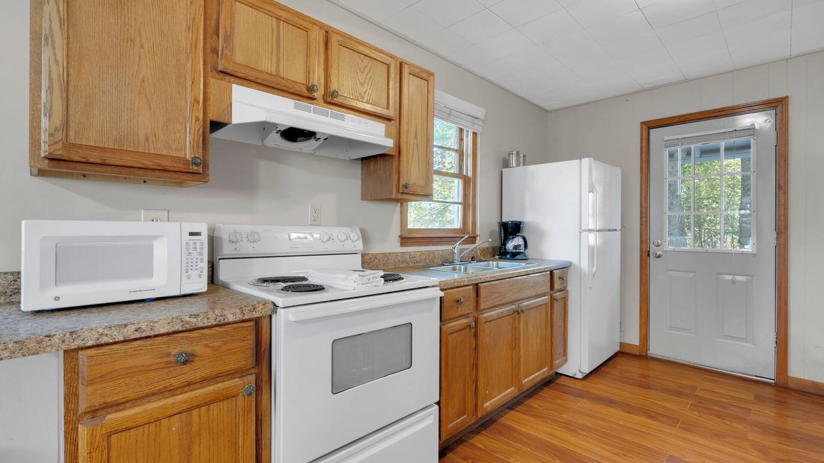 Jamestown Cabin | Cozy 3-Bedroom Rustic Cabin 1/2 Mile from Marina and Boat Ramp! #416