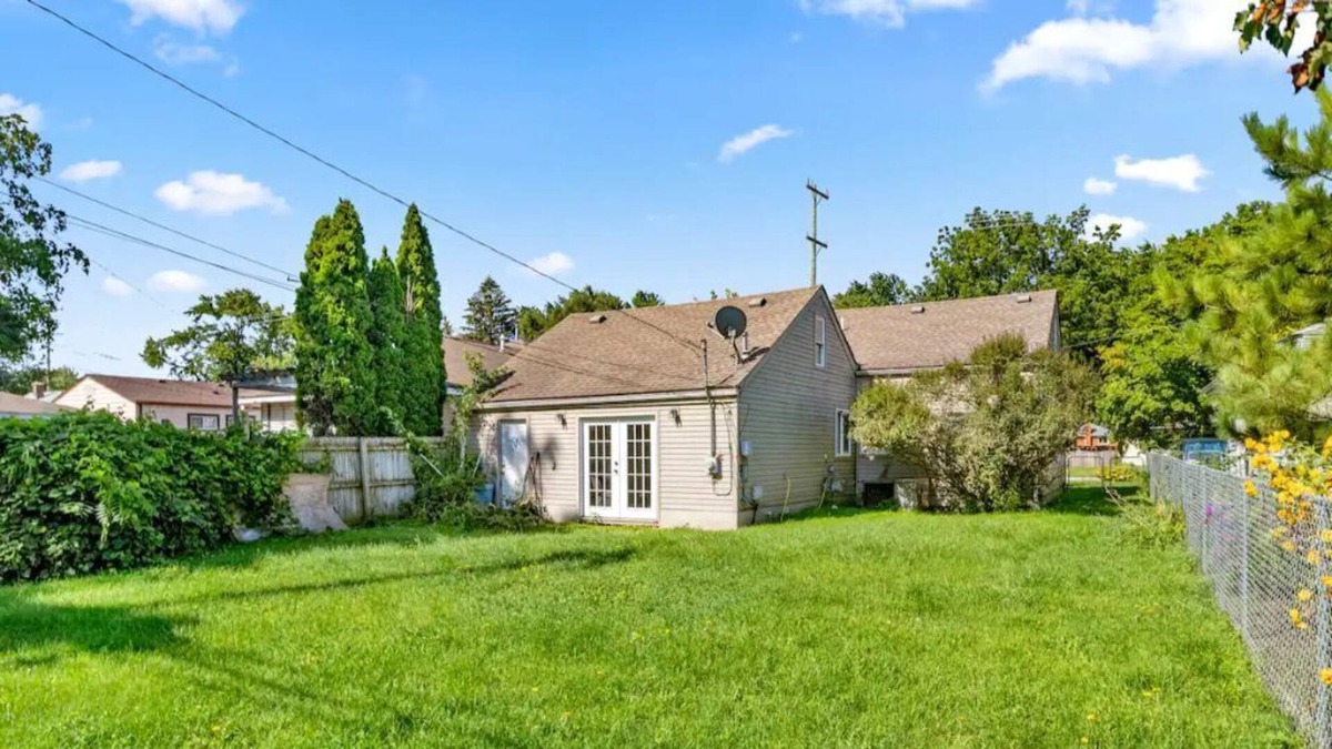 Taylor House | Cozy 3 Bedroom Near DTW And Downtown Detroit