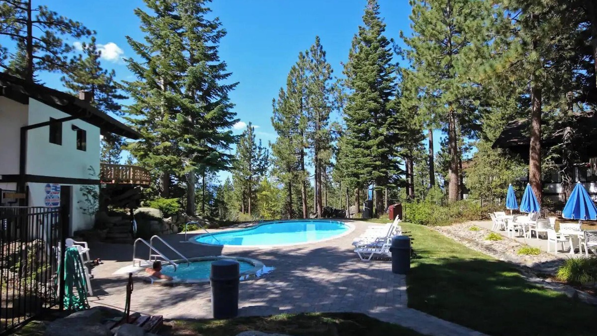South Lake Tahoe Ski Chalet | Cozy 3-bedroom chalet in lovely South Lake Tahoe with WiFi