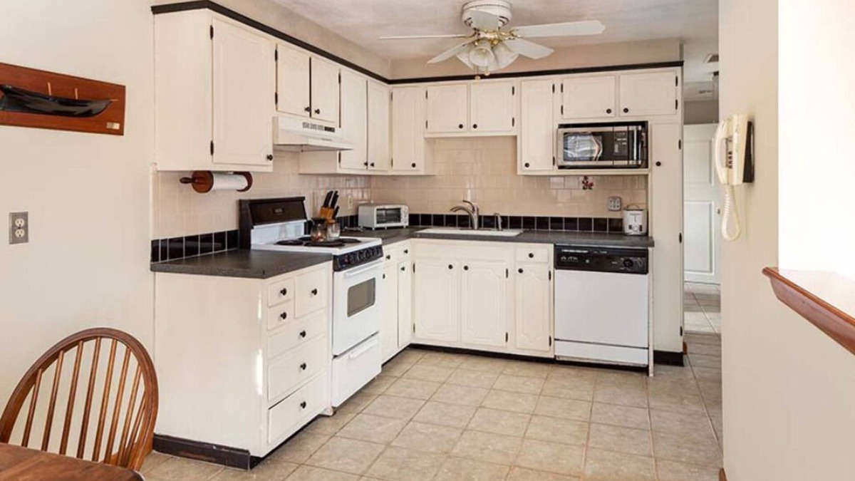 Narragansett House | Cozy 3 bedroom with a Pool!
