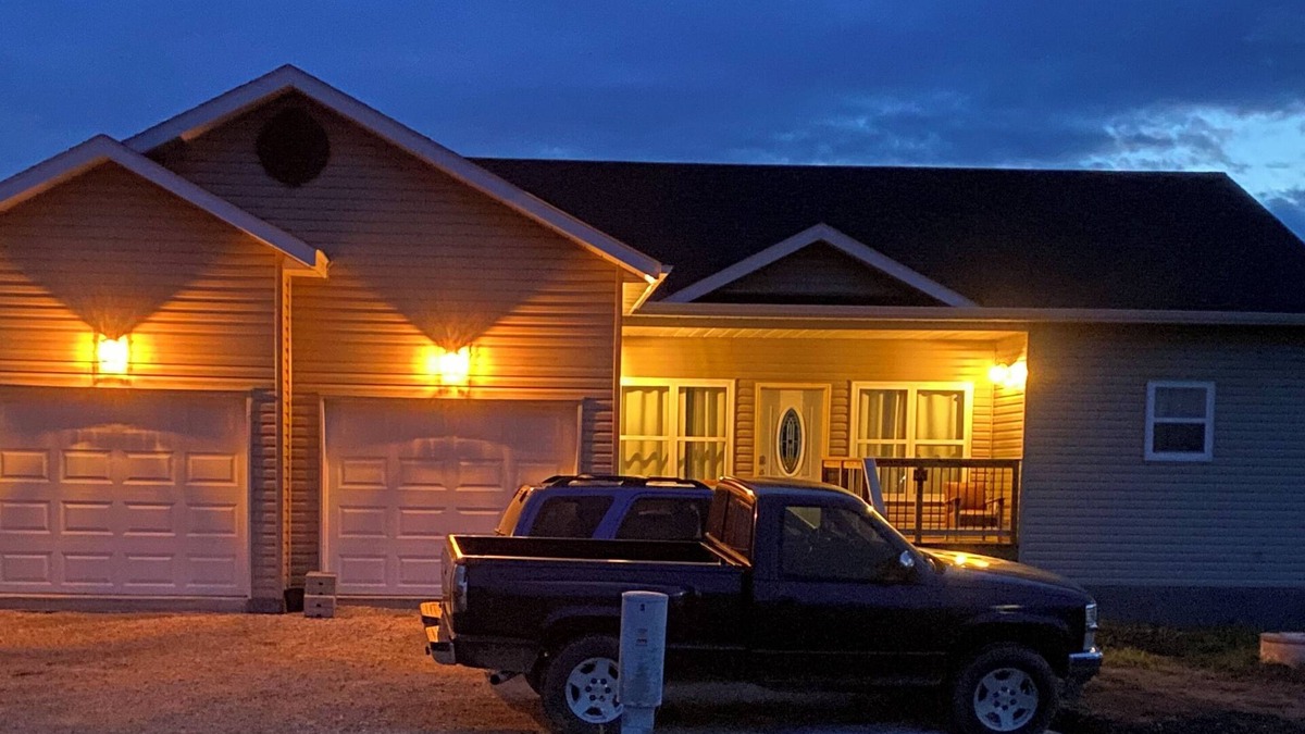 Winnipeg Beach House | Cozy 3-bedroom Year Round house in Winnipeg Beach with AC,Heat WiFi. Come relax.