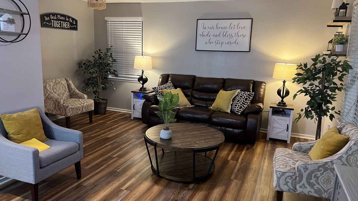 Burton House | Cozy 3 bedrooms /close to marines bases /pet friendly /big yard /