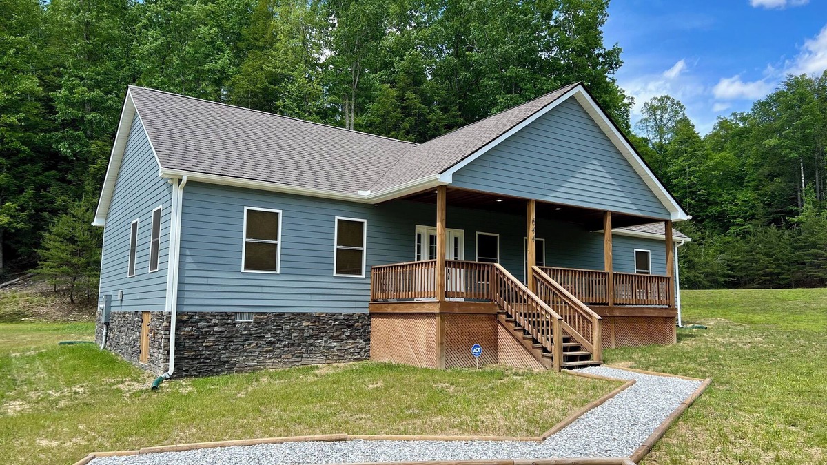 Mt Lookout Cabin | Cozy 3 BR Cabin with Pond on 3 acres/New River Gorge/Summersville Lake