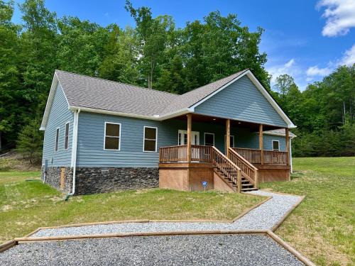Mt Lookout House | Cozy 3 BR Cabin with Pond on 3 acres - New River Gorge - Summersville Lake