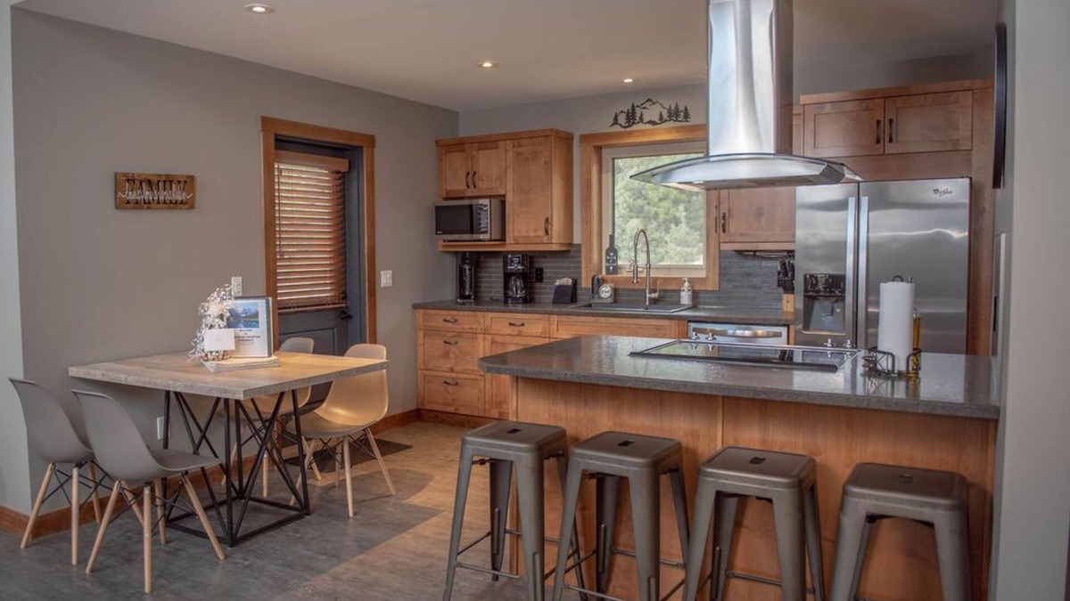 East Kootenay House | Cozy 3 BR Home | Mountain Views | Private Beach |Lake Access