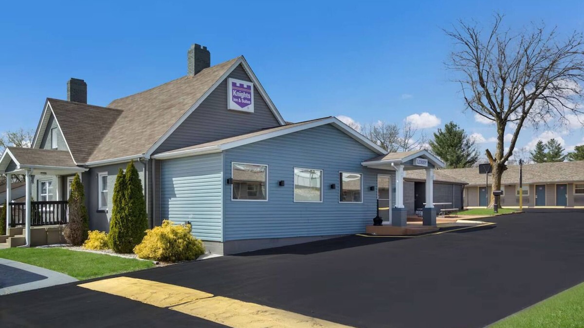 Salem Hotel | Cozy 3 Double Rooms! Spacious, Non-Smoking, Near Local Shops & Historic Sites!