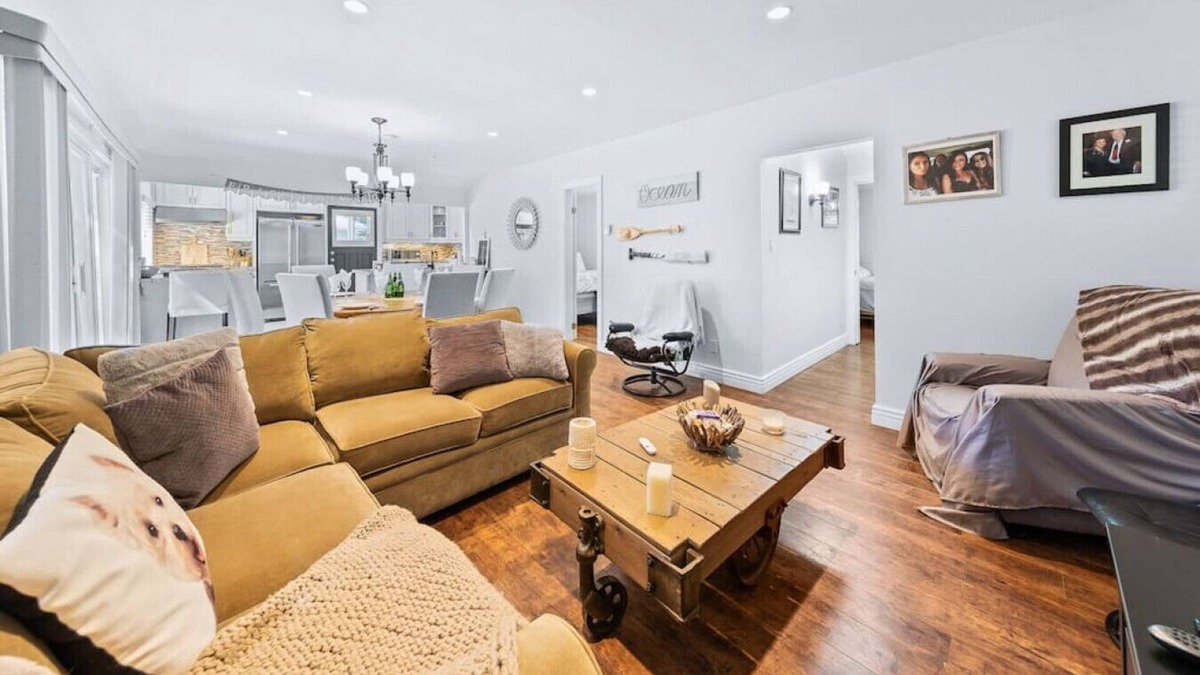 Tiny Cottage | Cozy 3B Cottage w/ Private deck Fire Pit BBQ grill