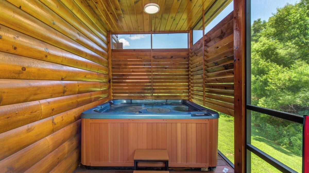 White Oak Lodge Cabin | Cozy 3BD Cabin w/Hot Tub + Pool Access! Near TOWN