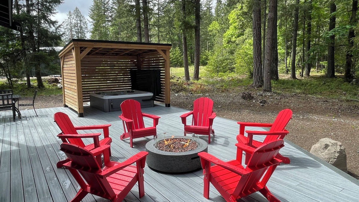 Packwood Cabin | Cozy 3BD Chalet - Hot Tub & Game Room - Mt Rainier