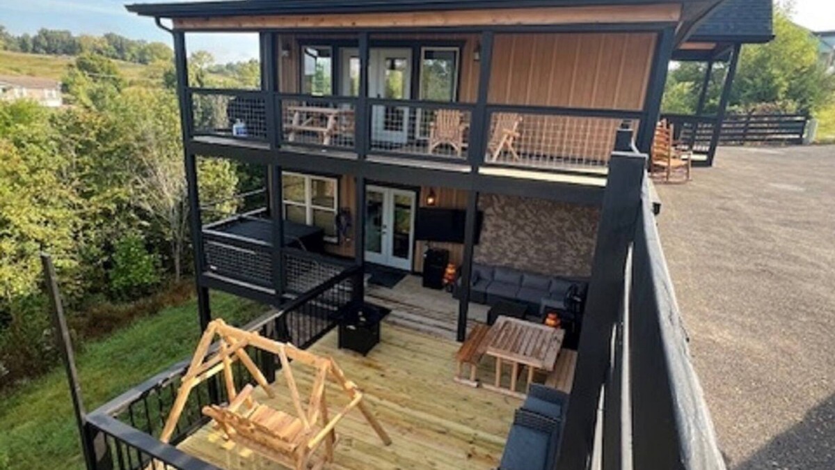 Sevierville Cabin | Cozy 3BD Near LAKE! HOT TUB + Pool Access + Games*