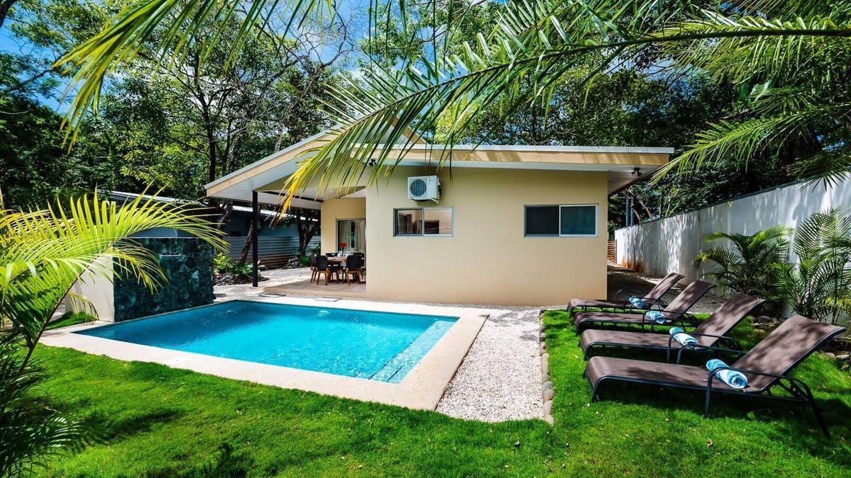 Paraiso House | Cozy 3bd private house & pool & walk to beach - Pets welcome!