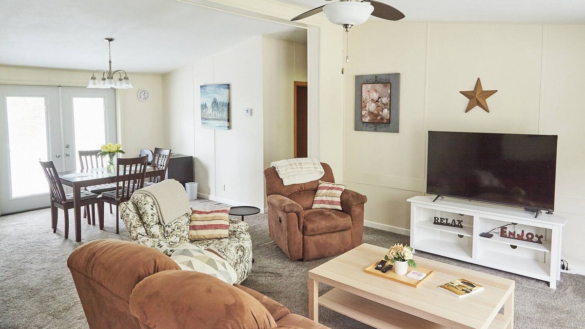 Independence House | Cozy 3bdr Home/Centrally located for KC Visitors/Families
