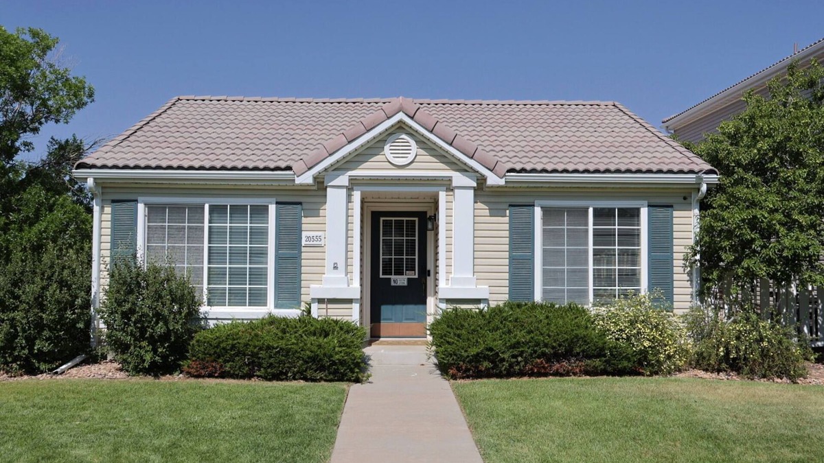 Green Valley Ranch House | Cozy 3Bed, 1.5Bath Bungalow Close to DEN Airport, Great Sideyard, AC/Heater Wifi