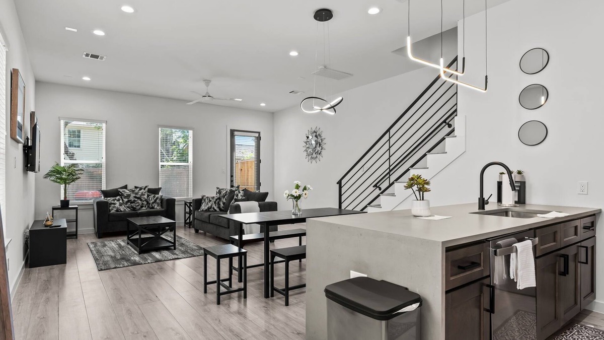 OST - South Union House | Cozy 3bed/2.5bath home only 10 minutes from Medical Center and NRG stadium.