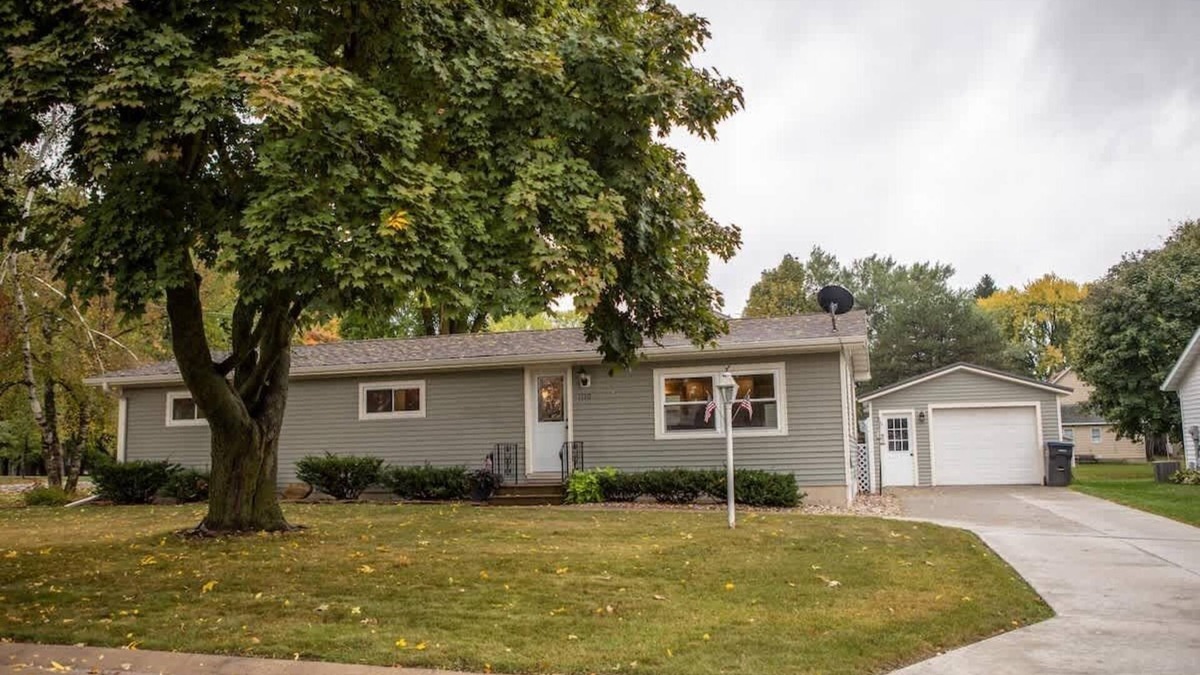 Marshfield House | Cozy 3BR 1.5B Home in Marshfield Snow Removal Incl