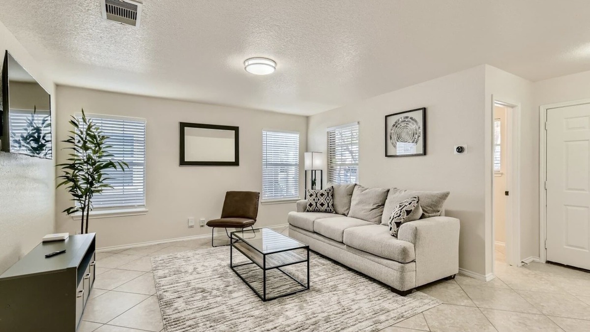 Wetmore House | Cozy 3br/2.5ba home located near UTSA/1604