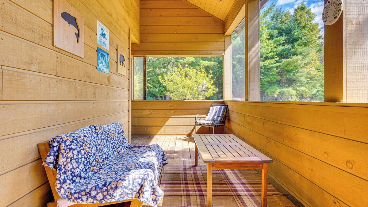 Chestertown Cabin | Cozy 3BR 3.5BA Lodge w/Lake & Beach Access, Screened in Patio, Grill, Sunroom
