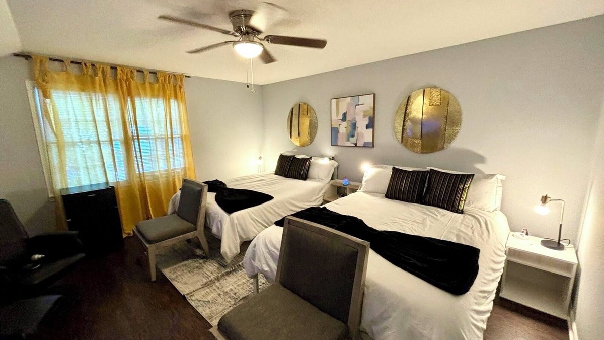 Gainesville House | Cozy 3BR/3BA Gainesville Getaway w/Parking