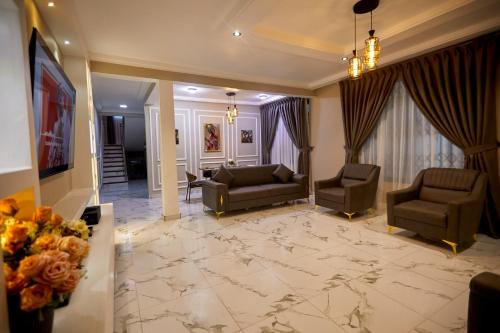 Kwabenyan Apartment | Cozy 3BR 3BA Gated Estate Home in Accra -CozyOak Stay