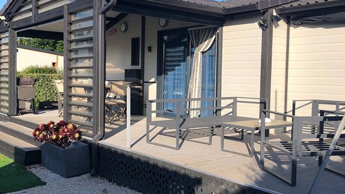 Pomerols Ski Chalet | Cozy 3BR Chalet with Pool Access, Near Mediterranean Beaches