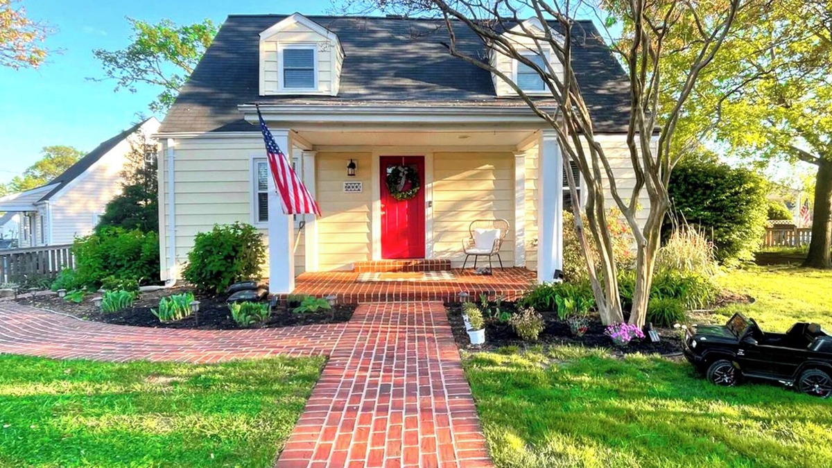 Jefferson Manor Cottage | Cozy 3BR Cottage w/Metro Access minutes to Old Town, Alexandria!