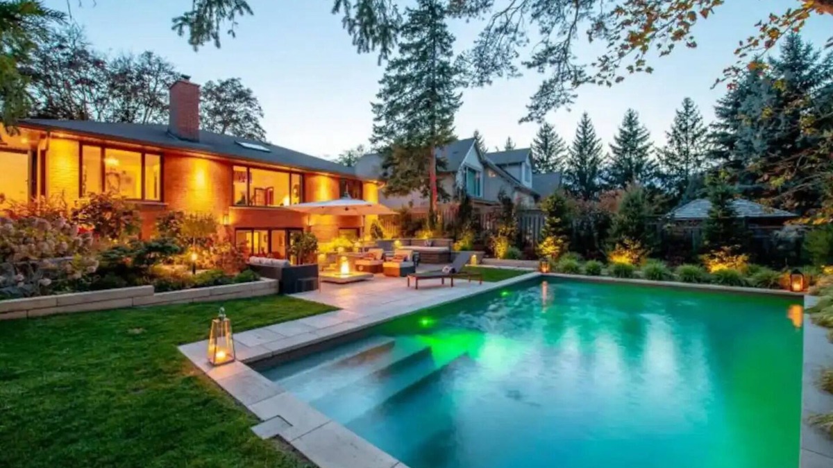 Clarkson-Lorne Park House | Cozy 3BR Hideaway | Hot Tub, Firepit, Port Credit