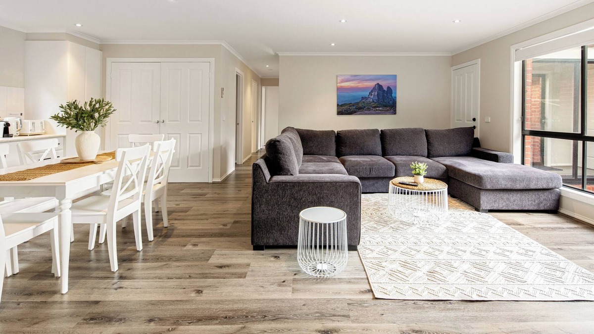 Delahey House | Cozy 3BR Home by Melb Airport, CBD & Watergardens