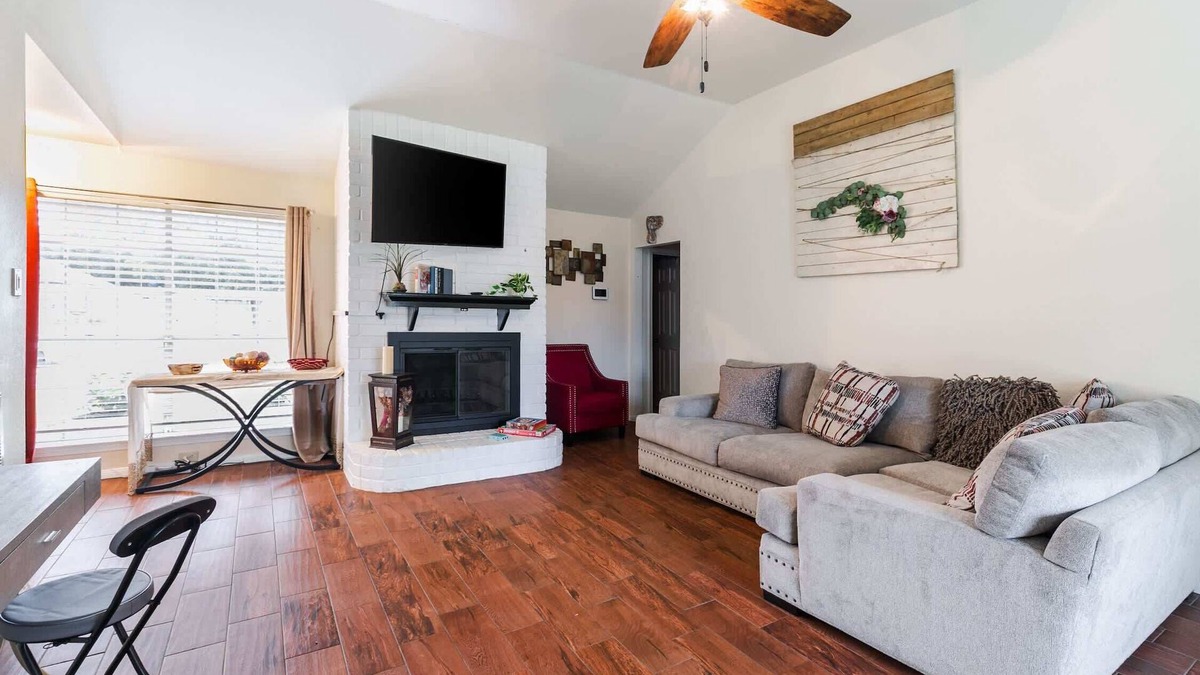 Dickinson House | Cozy 3BR Home Escape | Modern & Serene