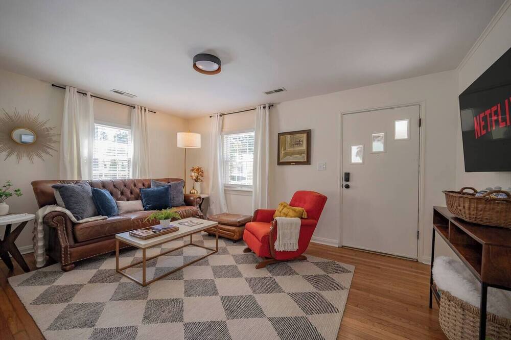 Lynchburg Apartment | Cozy 3BR Home | KING Bed | ONLY 8-Min to LU!