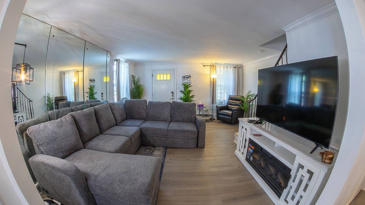 Sharon Hill House | Cozy 3BR Home Retreat – PHL Stay w/Parking, near Airport, WiFi & AC