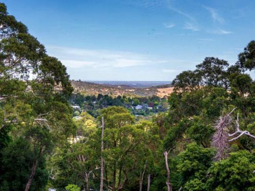 Upwey House | Cozy 3BR in Upwey Villa Scenic Dandenongs Mountain Views