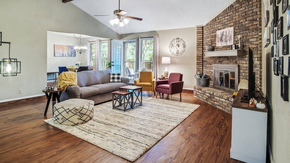 Southwest Arlington House | Cozy 3BR Kid & Dog Friendly Home In Central Location! by RedAwning