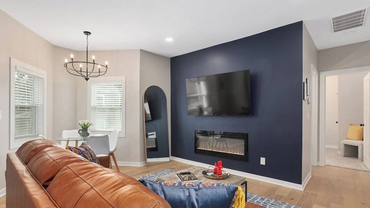 Lee's Summit House | Cozy 3BR KingBed|GameRoom+HotTub|Walkable to DT LS