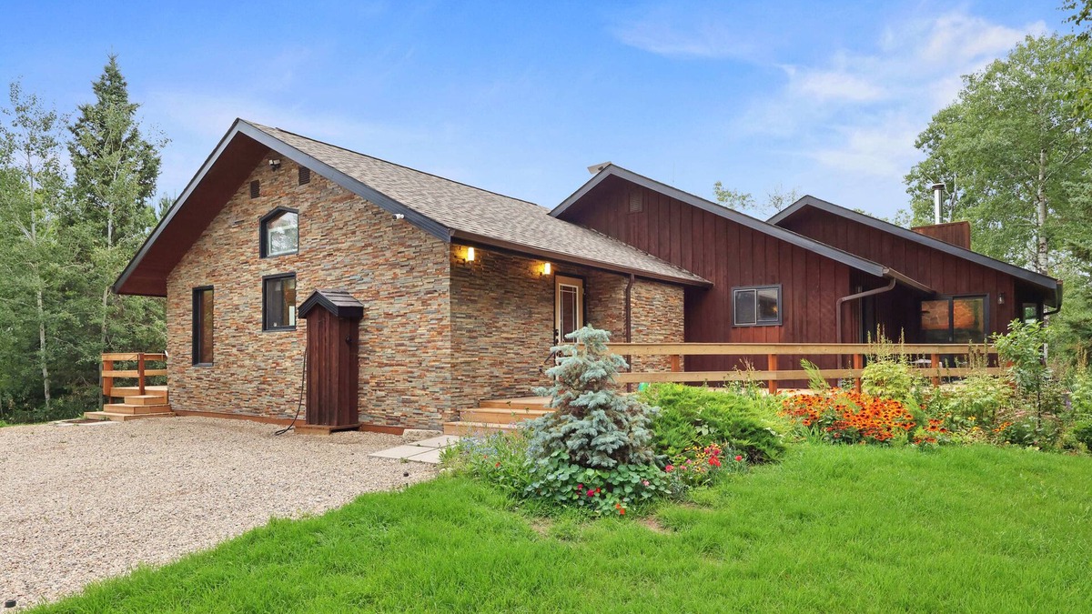 Manitoba Cottage | Cozy 3BR Lakefront Retreat Featuring Sauna, Hot Tub, Kayaks