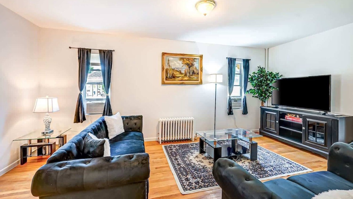 Huntington House | Cozy 3BR Near Huntington's Nightlife & Beach