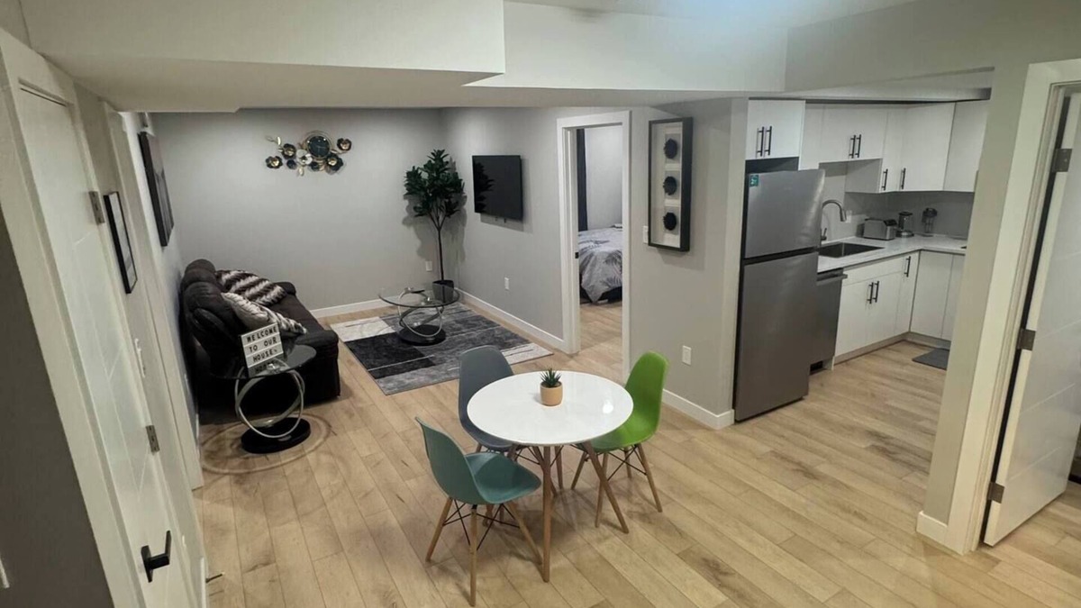 Fort Gary House | Cozy 3BR Suite at Winnipeg South