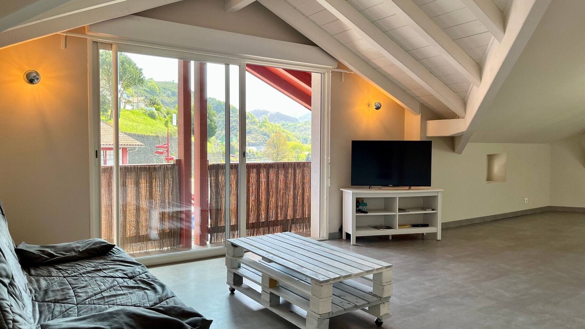 Urrugne Apartment | Cozy 3rd-Floor T3 Next to Border - Modern, Spacious, Close to Shops & Beach