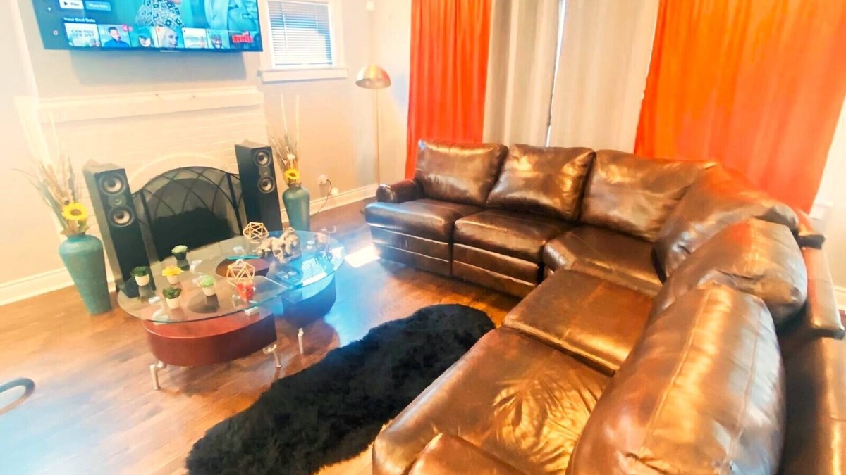 Roseland House | Cozy 4/5BR haven near 95th station. Ideal for friends, family, biz & more!