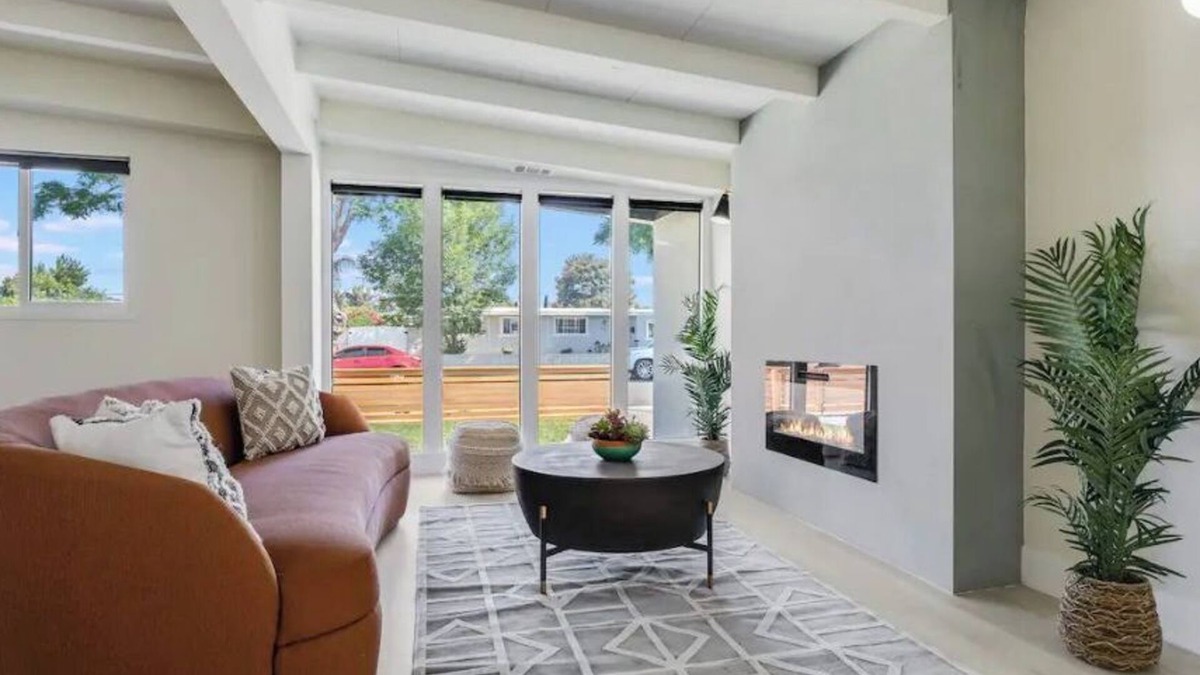 North Tustin Villa | Cozy 4 BD house 12 mins to Disney snd Beach sleeps 10 heated pool