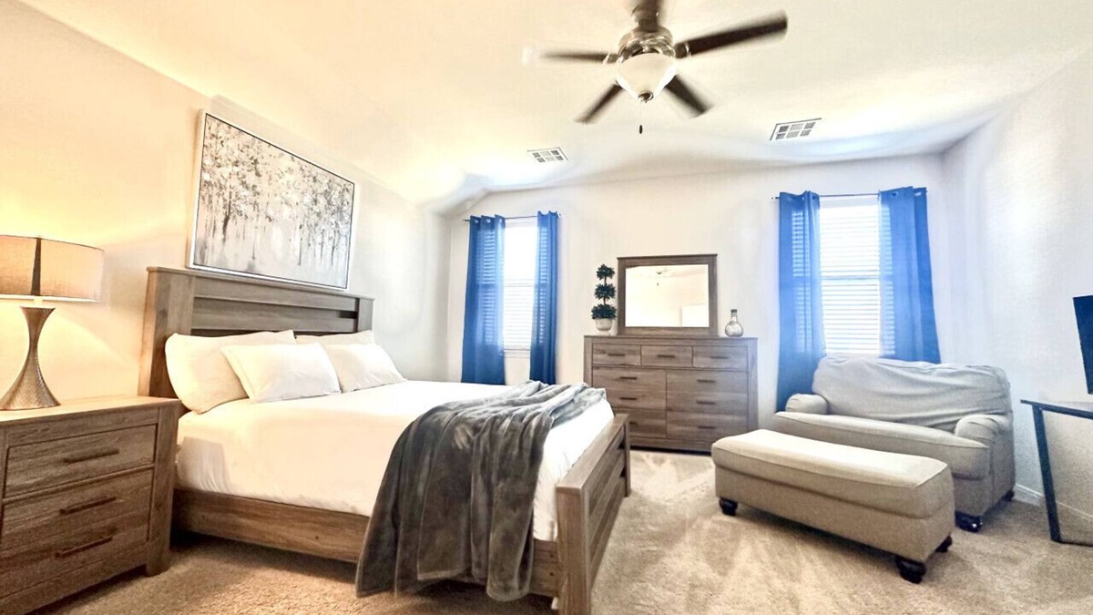 Mustang House | Cozy-4 BDRM near Airport FAA Outlet Malls