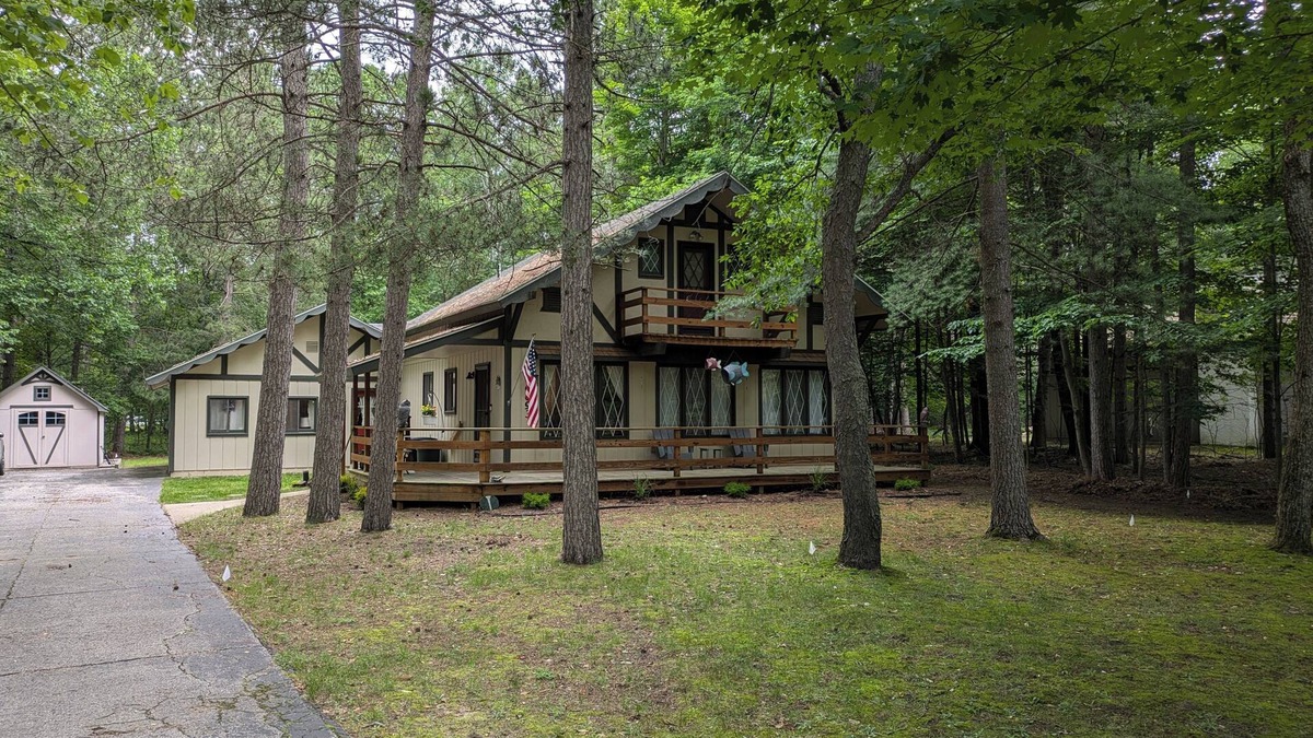 Michaywe Ski Chalet | Cozy 4 bed/3 bath House in Michaywe w/pool access firepit/grill/EV charging