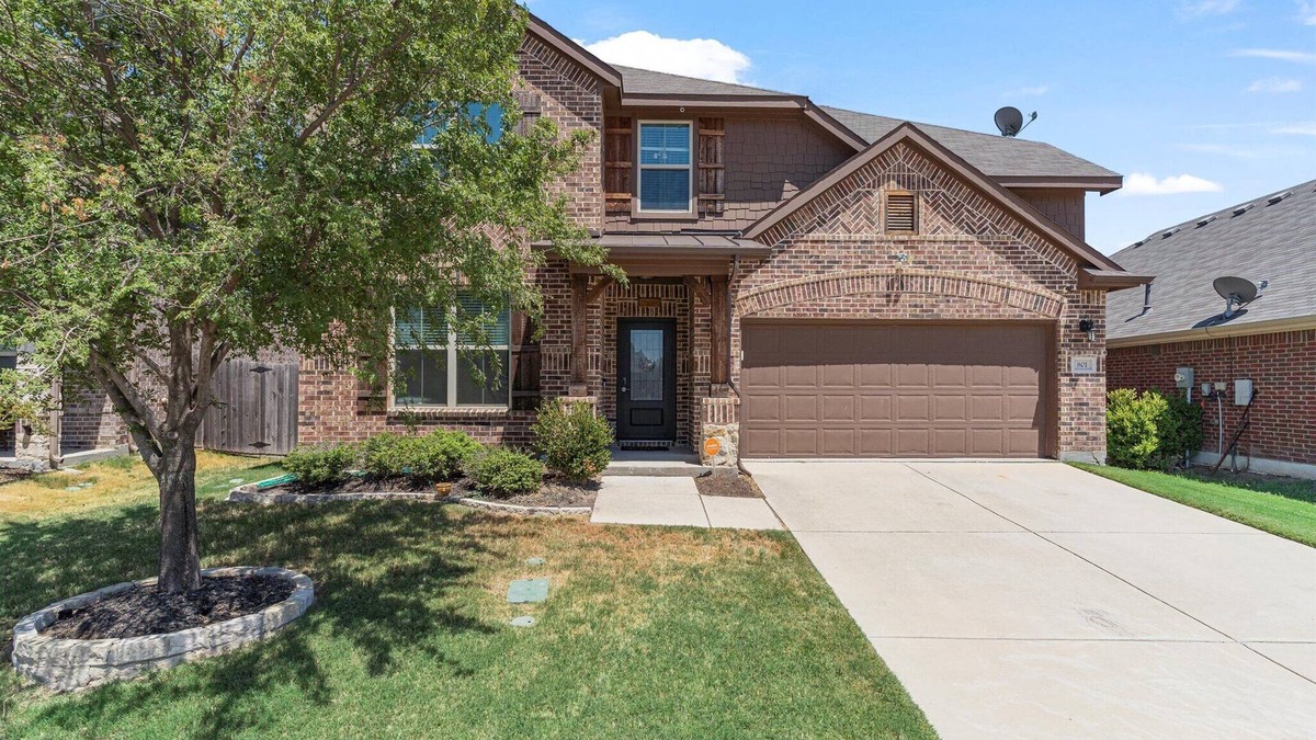 Little Elm House | Cozy 4 bedroom 3.5 bath home located in the heart of Little Elm.
