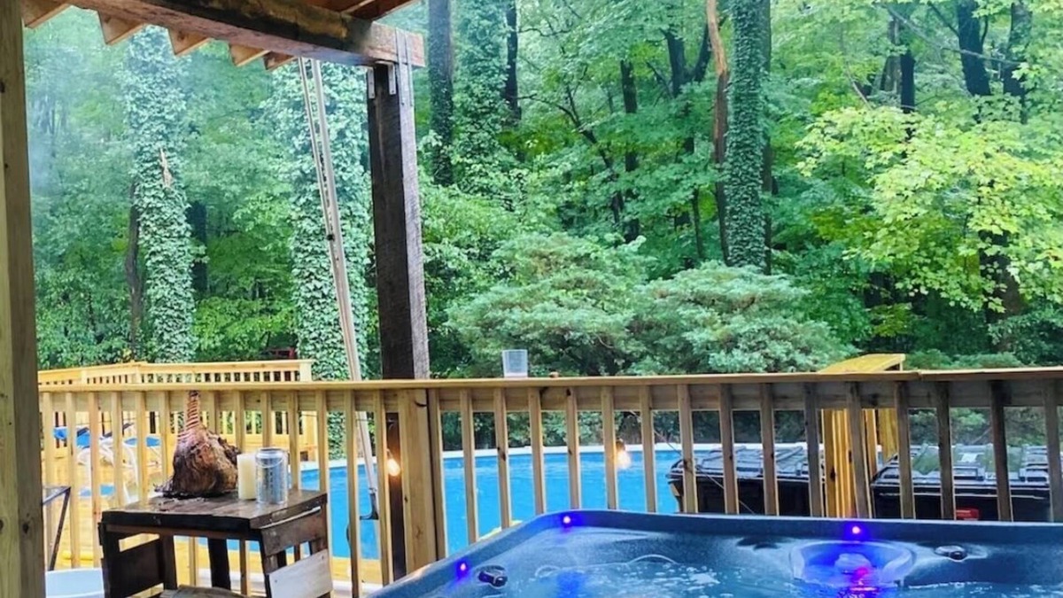 Champion Cabin | Cozy 4-bedroom cabin in 7 springs w/hot tub for winter and pool in summer