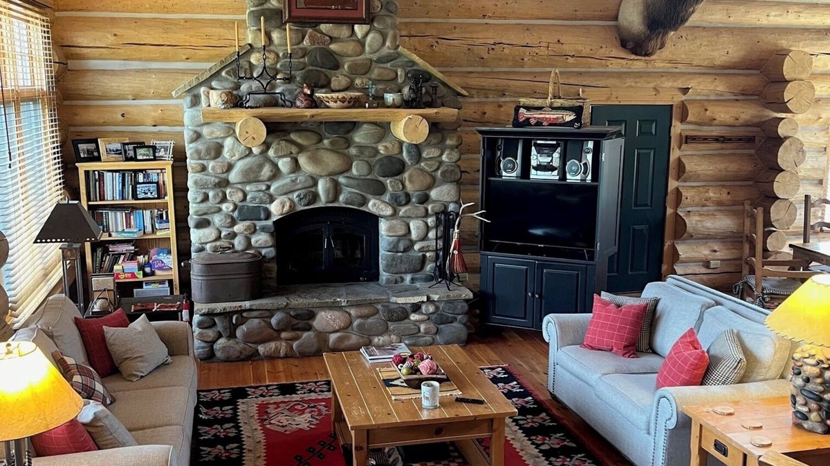 Big Sky Cabin | Cozy 4-bedroom cabin in awesome Big Sky with Hot Tub!