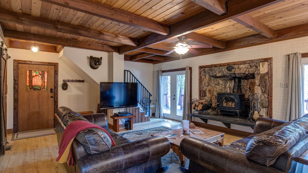 Glencoe Cabin | Cozy 4 bedroom Cabin with Hot Tub and BLS & Sequoia Woods access