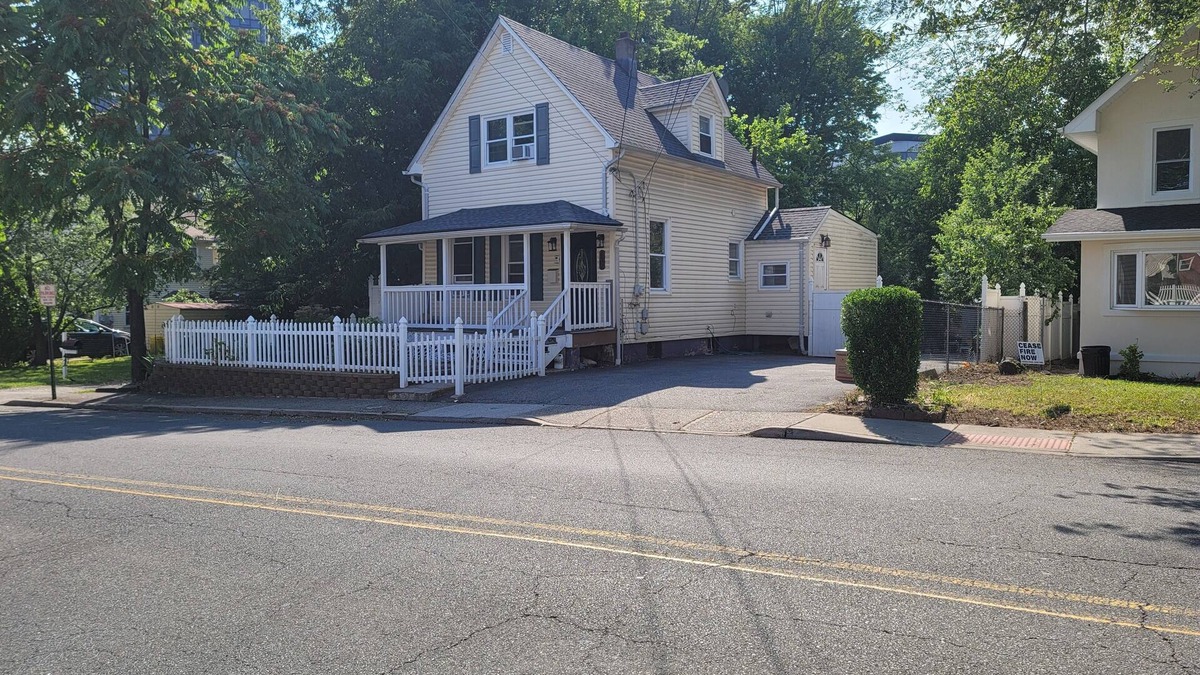 Teaneck House | Cozy 4-bedroom house in welcoming Teaneck with WiFi, AC